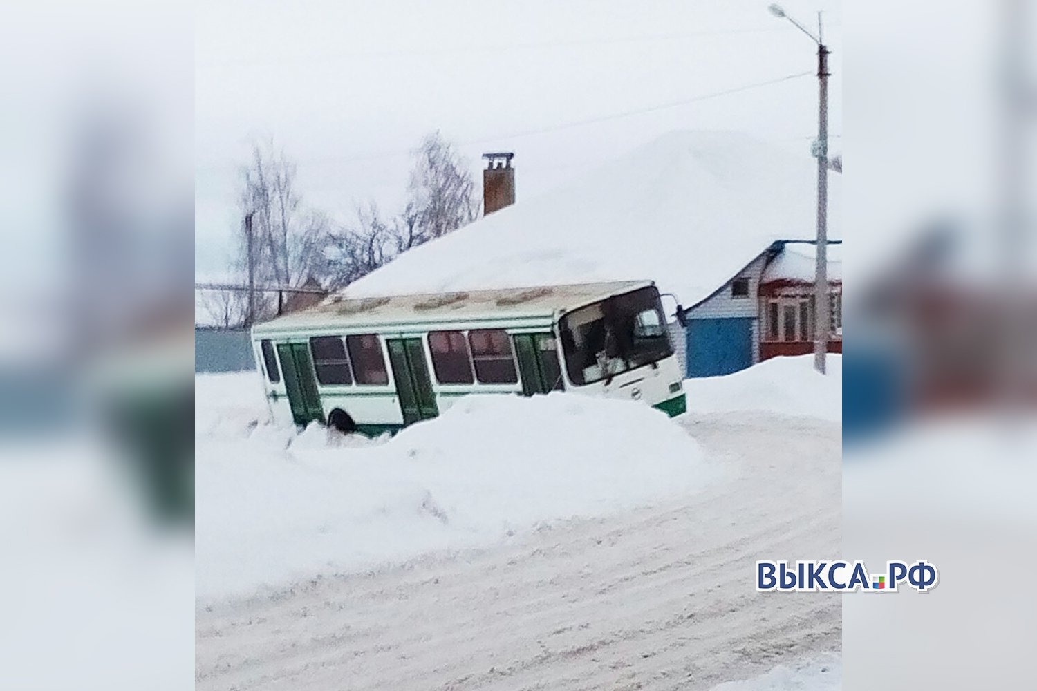 Автобус с детьми съехал в кювет в Антоповке